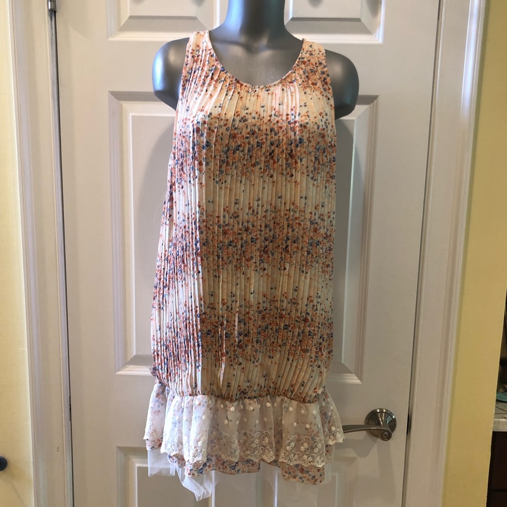 Holly Bracken unique beautiful dress 👗